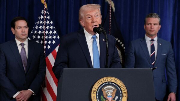 Госсекретарь США Марко Рубио, президент США Дональд Трамп и министр обороны США Пит Хегсет - Sputnik Литва