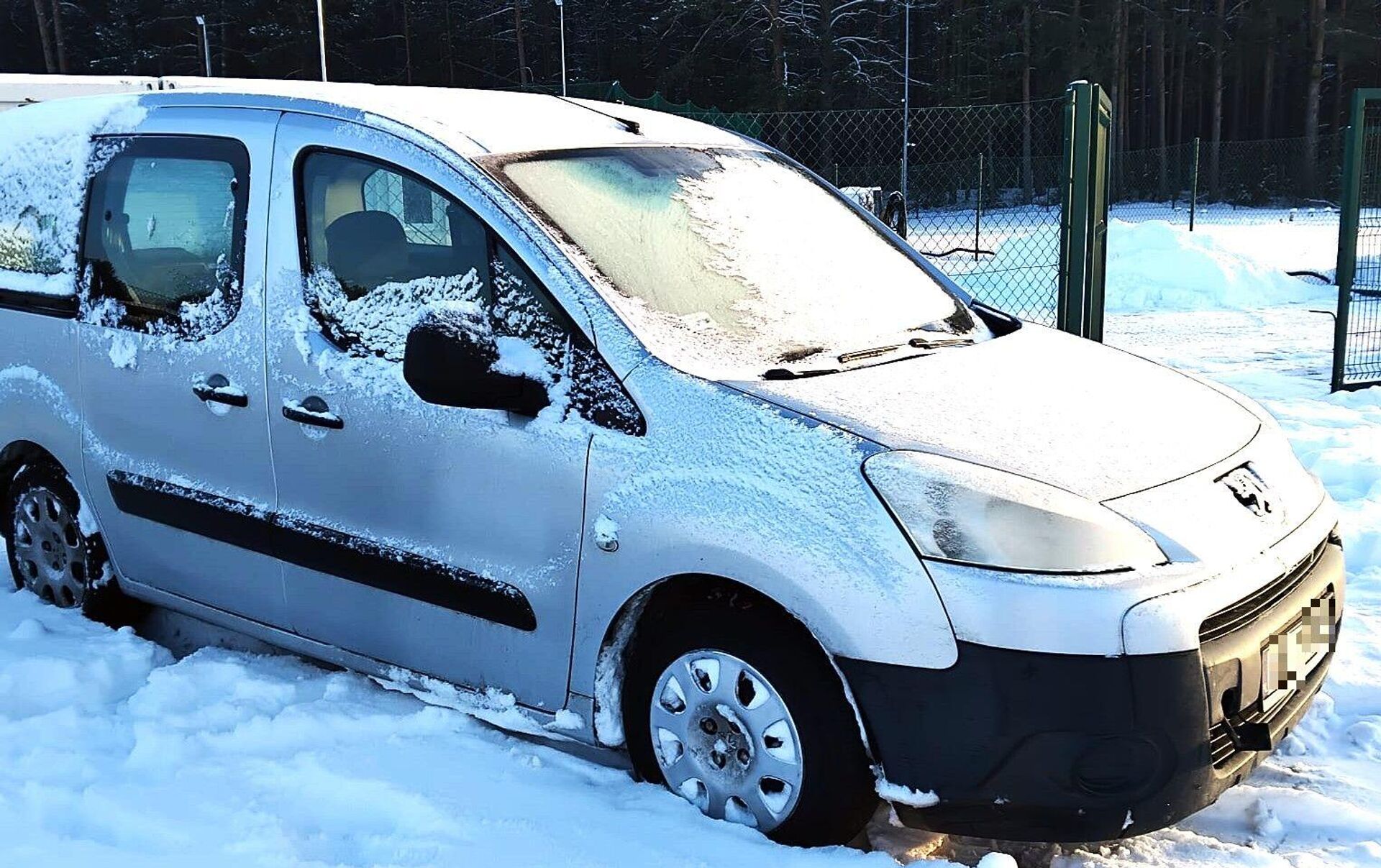 Литовские пограничники остановили машину Peugeot Partner, перевозившую нелегальных мигрантов - Sputnik Литва, 1920, 06.01.2026