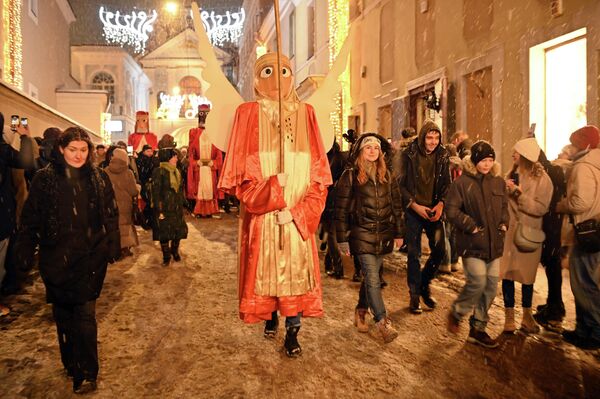 Театрализованное шествие всегда привлекает множество зрителей, которые хотят пройти вместе с волхвами по городу.  - Sputnik Литва