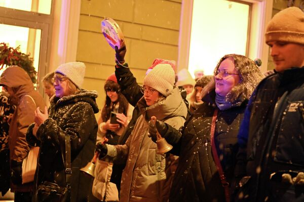 Жители и гости столицы собрались, чтобы полюбоваться этим зрелищем.  - Sputnik Литва