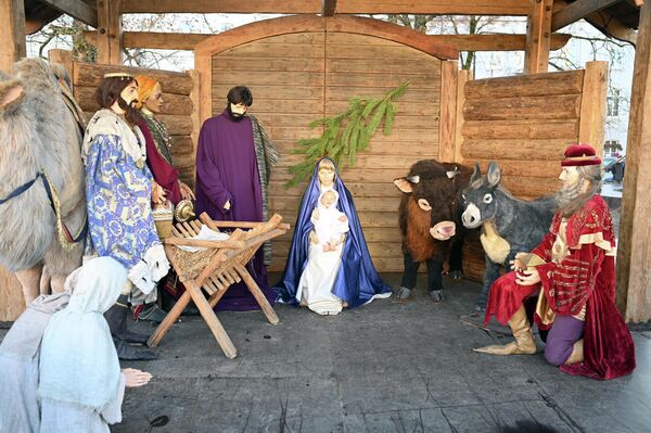 На Кафедральной площади процессия посетила сени с младенцем Исусом, чтобы символически преподнести свои дары. - Sputnik Литва