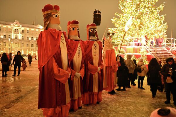 На фото: три короля во время шествия в Вильнюсе. - Sputnik Литва