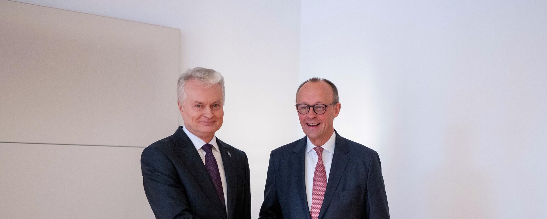 Президент Литвы Гитанас Науседа и канцлер ФРГ Фридрих Мерц (справа) - Sputnik Литва, 1920, 08.01.2026