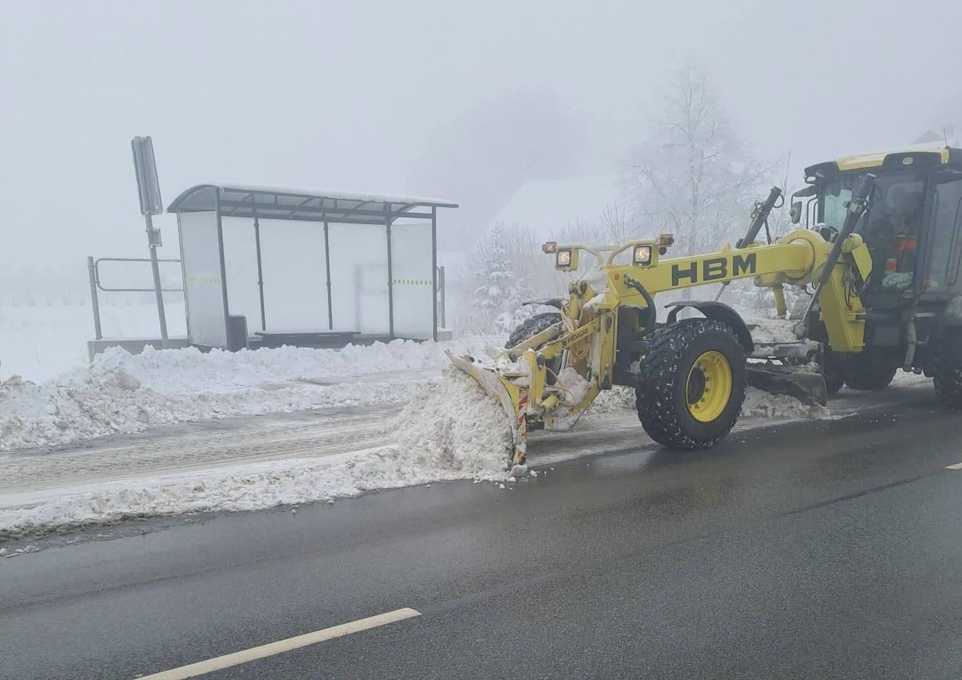 Работа снегоуборочной техники на дорогах Литвы - Sputnik Литва, 1920, 11.01.2026