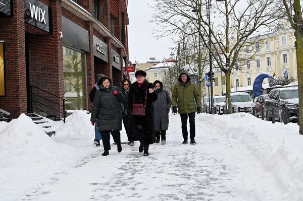 На фото: люди прогуливаются по улицам Вильнюса. - Sputnik Литва