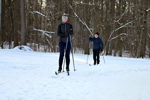 На фото: лыжники в парке Вингис в Вильнюсе. - Sputnik Литва