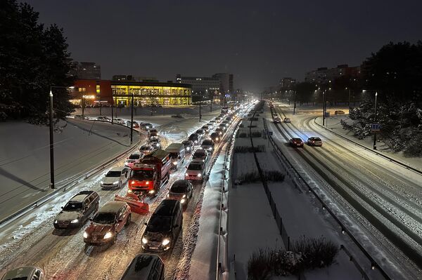 В Вильнюсе из-за стихии к полудню пятницы было зафиксировано более 50 ДТП, возникли пробки на дорогах. - Sputnik Литва