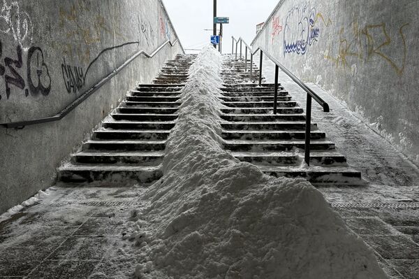 Снегом засыпало даже подземные переходы. - Sputnik Литва