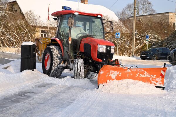 Коммунальные службы без перерыва очищали дороги и тротуары, однако предупреждали, что условия движения в городе затруднены — местами образовались скользкие участки дорог, возможны задержки общественного транспорта. - Sputnik Литва