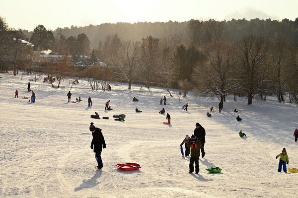 Много людей привлек в выходные парк Вингис в Вильнюсе. - Sputnik Литва