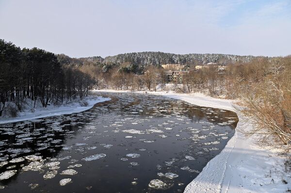 На фото: набережная реки Нерис в центре Вильнюса. - Sputnik Литва