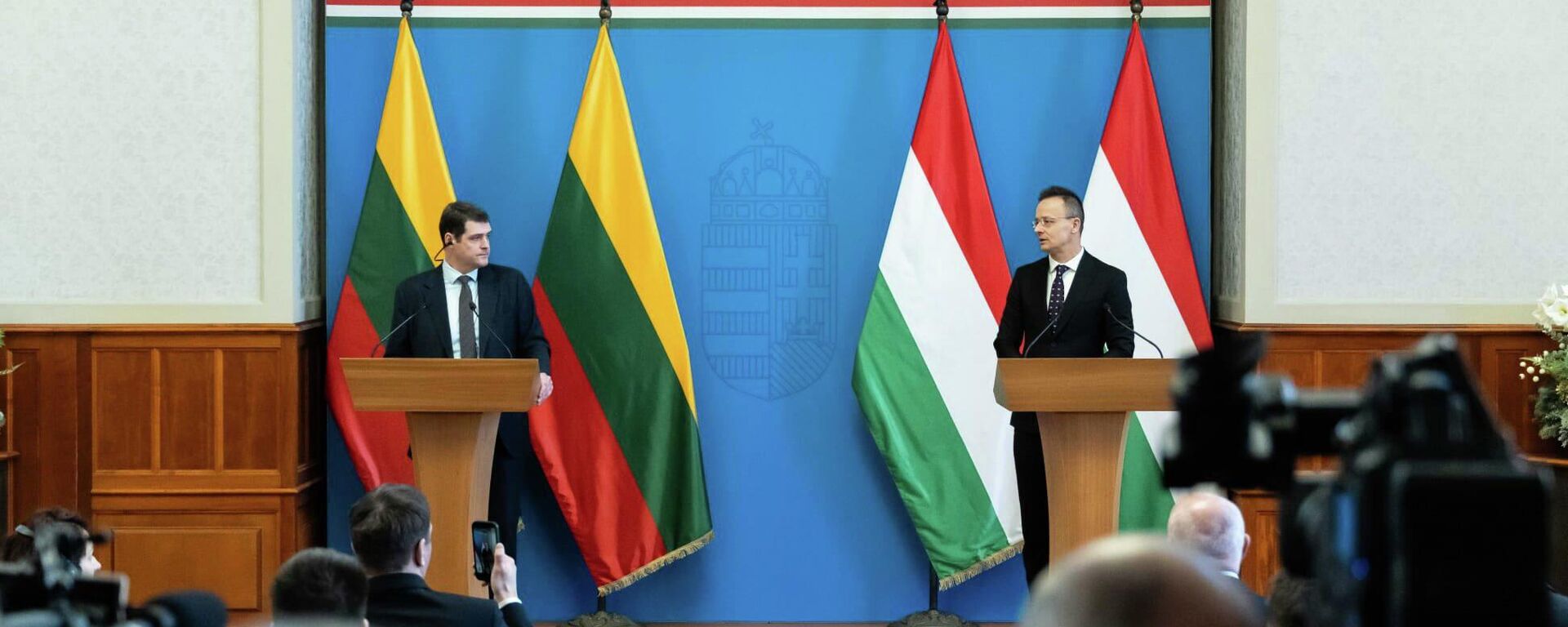 Лидер партии Заря Нямунаса Ремигиюс Жемайтайтис и глава МИД Венгрии Петер Сийярто - Sputnik Литва, 1920, 12.01.2026