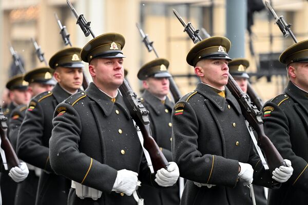 Военные прошли по проспекту Гедиминаса от здания Сейма до Кафедрального собора. - Sputnik Литва