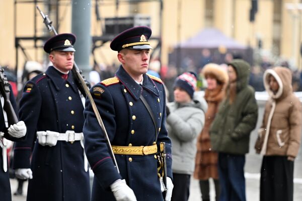 После церемонии поднятия флага рота почетного караула и оркестр Вооруженных сил Литвы прошли маршем по проспекту Гедиминаса. - Sputnik Литва