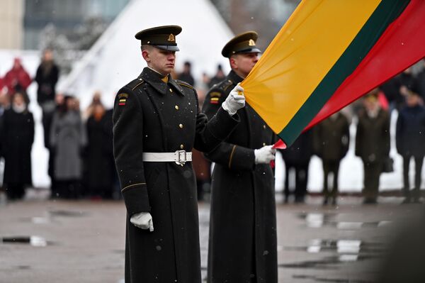На фото: церемония поднятия флага на площади Независимости в Вильнюсе. - Sputnik Литва