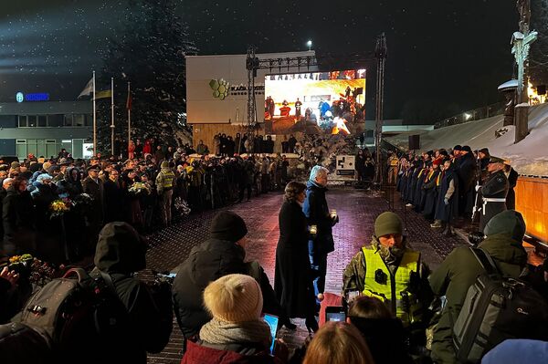 На фото: президент Литвы Гитанас Науседа и первая леди Диана Науседене возлагают свечи у мемориала. - Sputnik Литва