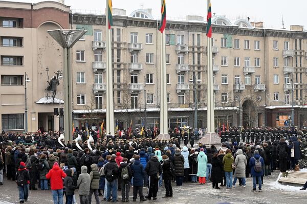 На площади Независимости в Вильнюсе состоялась церемония поднятия государственного флага. - Sputnik Литва