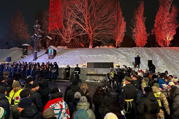 Также состоялась церемония возложения венков и цветов у мемориала памяти жертв январских событий 1991 года у телевизионной башни. - Sputnik Литва