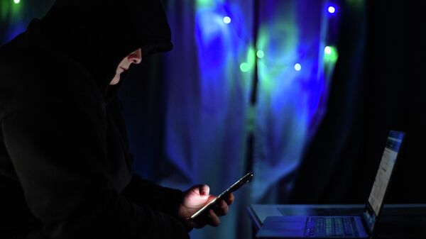 Мужчина держит в руках мобильный телефон, архивное фото - Sputnik Литва