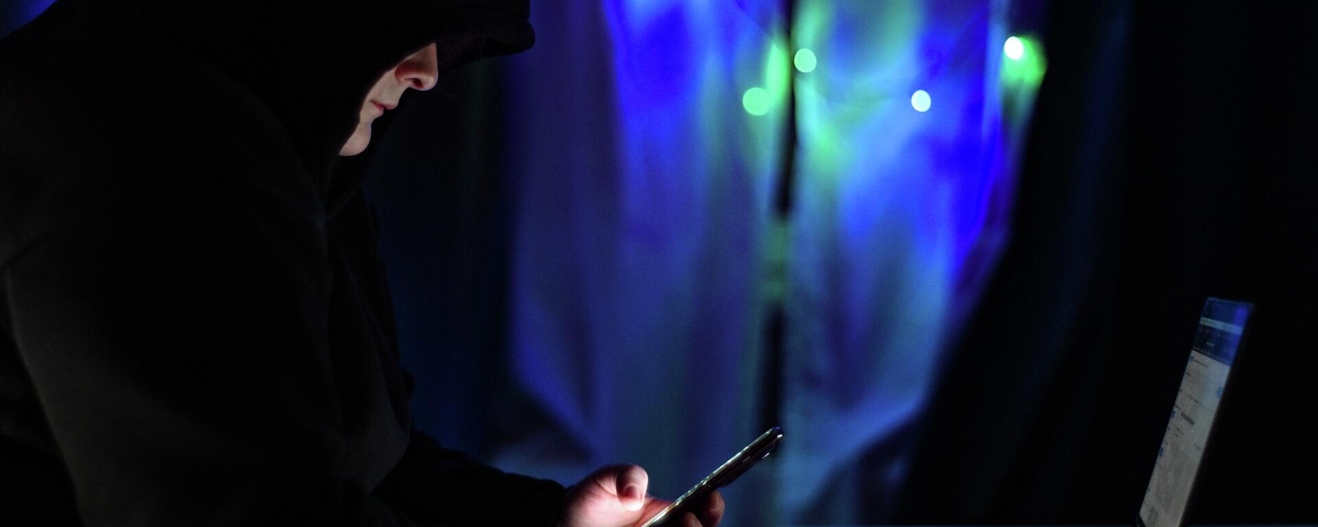 Мужчина держит в руках мобильный телефон, архивное фото - Sputnik Литва, 1920, 14.01.2026