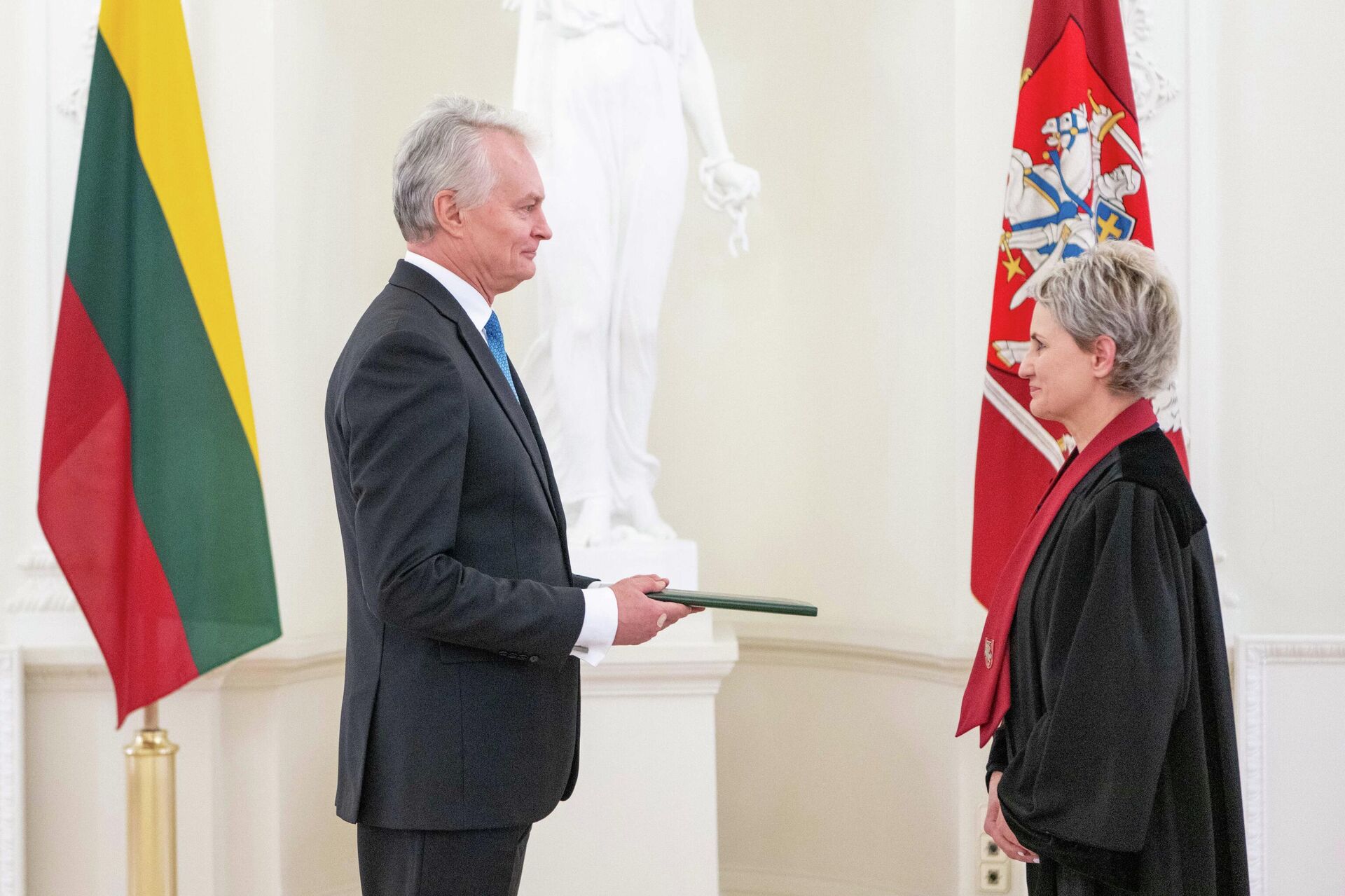 Президент Литвы Гитанас Науседа принимает присягу у генерального прокурора Ниды Грунскене - Sputnik Литва, 1920, 14.01.2026