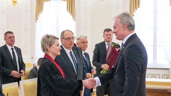 Президент Литвы Гитанас Науседа принимает присягу у генерального прокурора Ниды Грунскене - Sputnik Литва
