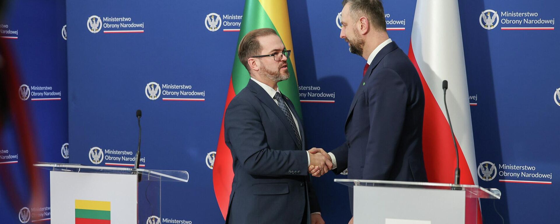 Министр обороны Литвы Робертас Каунас и министр обороны Польши Владислав Косиняк-Камыш (справа) - Sputnik Литва, 1920, 16.01.2026