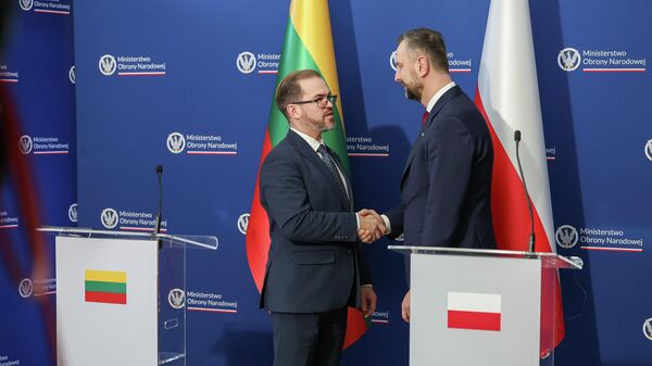 Министр обороны Литвы Робертас Каунас и министр обороны Польши Владислав Косиняк-Камыш (справа) - Sputnik Литва