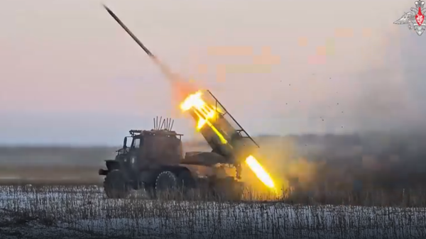 Боевая работа расчетов РСЗО Град и Ураган - Sputnik Литва