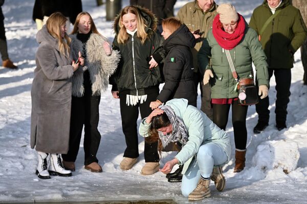 Несмотря на мороз, людей собралось немало.  - Sputnik Литва