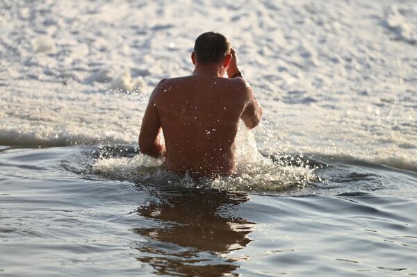 На фото: верующие на празднике Крещения Господня в Вильнюсе. - Sputnik Литва