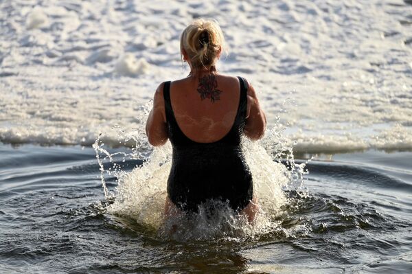 На фото: верующие на празднике Крещения Господня в Вильнюсе. - Sputnik Литва