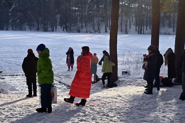 На фото: верующие на празднике Крещения Господня в Вильнюсе. - Sputnik Литва