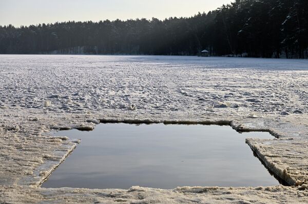 Погода в Литве стоит морозная, благодаря этому получилось сделать настоящую крещенскую прорубь в форме креста. - Sputnik Литва