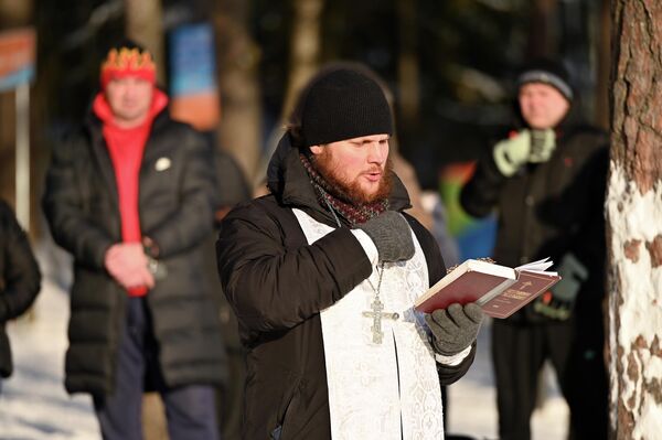 Отец Михаил прочел молитву и освятил воду озера. - Sputnik Литва