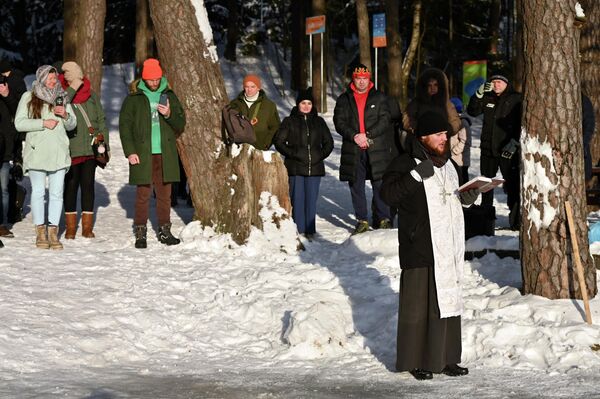 Крещенские купания по традиции проходят днем в православный праздник.  - Sputnik Литва