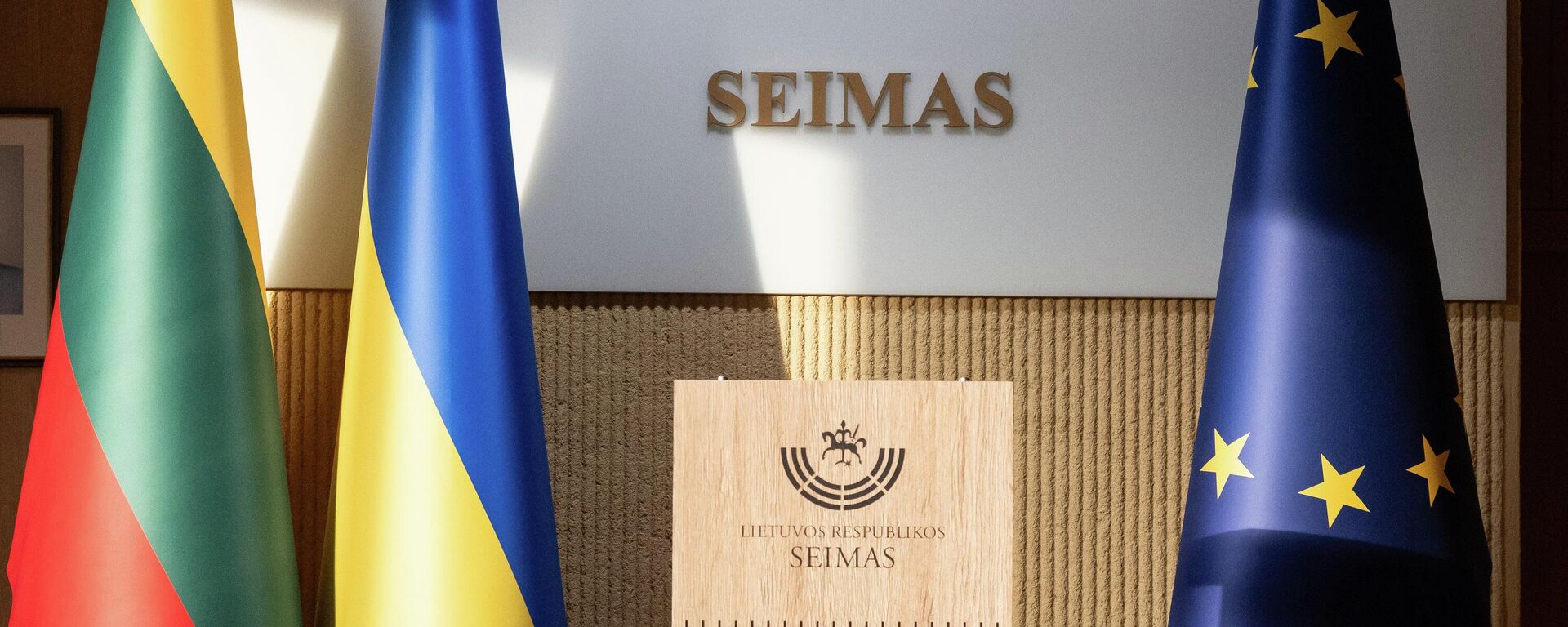 Флаги Литвы, Украины и ЕС в здании Сейма Литвы - Sputnik Литва, 1920, 20.04.2026
