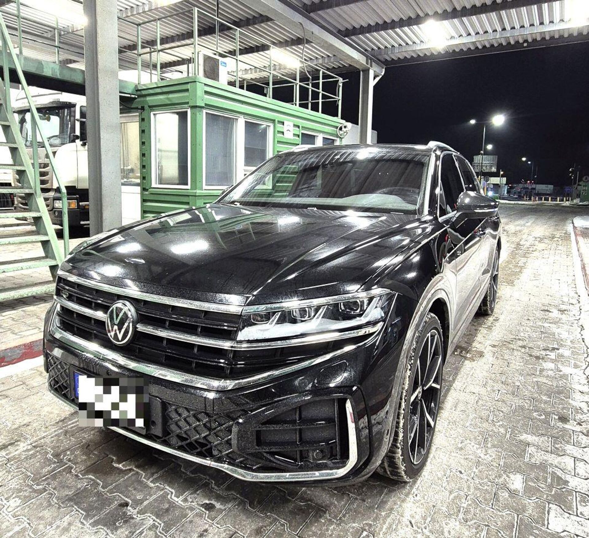 Угнанный автомобиль Volkswagen Touareg, задержанный литовскими пограничниками - Sputnik Литва, 1920, 21.01.2026