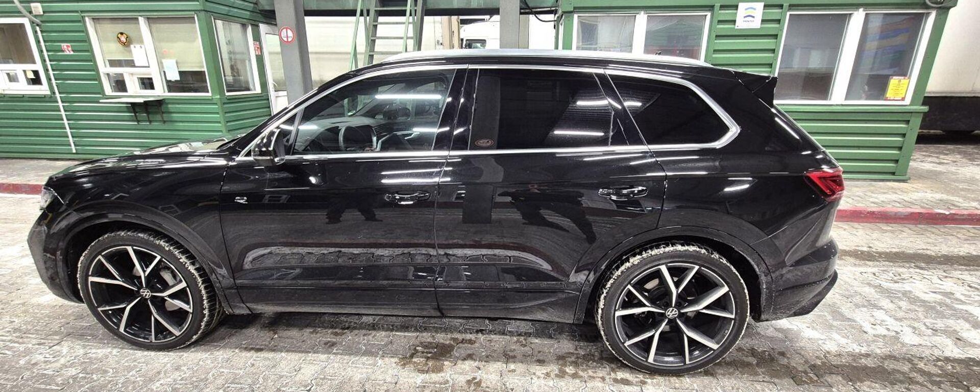Угнанный автомобиль Volkswagen Touareg, задержанный литовскими пограничниками - Sputnik Литва, 1920, 21.01.2026