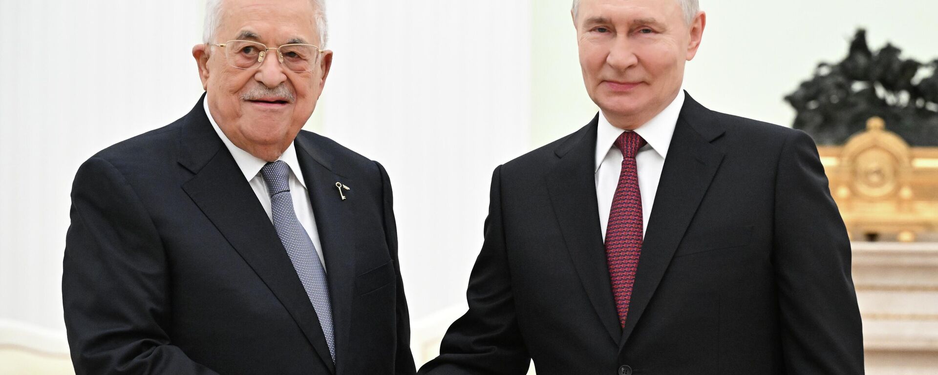 Президент РФ Владимир Путин и президент Палестины Махмуд Аббас (слева) - Sputnik Литва, 1920, 22.01.2026