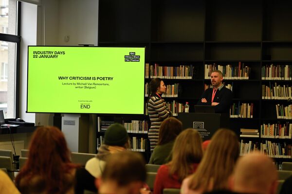 На фото: кадры показа в залах Национальной Библиотеки имени Мартинаса Мажвидаса. Michael Van Remoortere из Бельгии представляет свой короткометражный фильм "The End". - Sputnik Литва