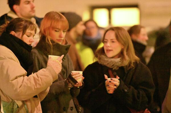 Несмотря на мороз зрителей собралось немало, организаторы предложили горячий чай во время просмотра. - Sputnik Литва