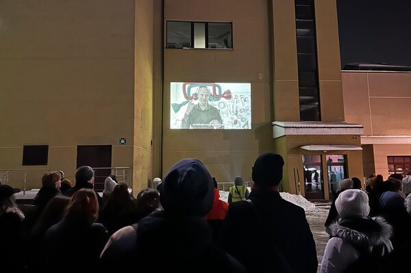 На фото: фрагмент сеанса под открытым небом у стен стен здания мастерской искусства. - Sputnik Литва