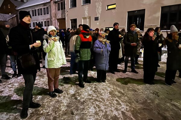 Первые сеансы прошли под открытым небом, фильмы показывались на одной из стен здания мастерской искусства на улице Майронио, напротив известного готического костела Святой Анны. - Sputnik Литва