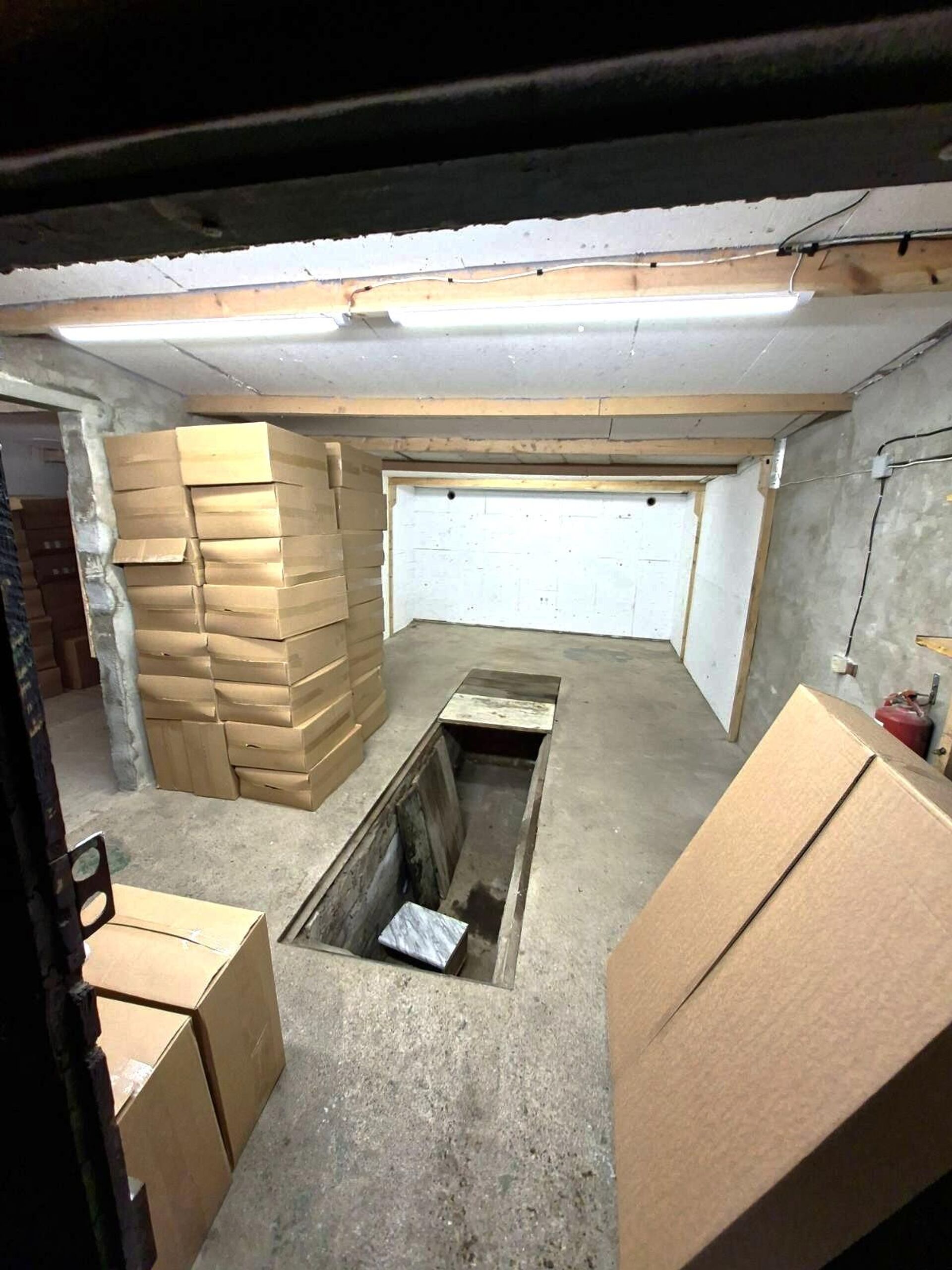 Гараж с контрабандными сигаретами, обнаруженный литовскими пограничниками - Sputnik Литва, 1920, 23.01.2026