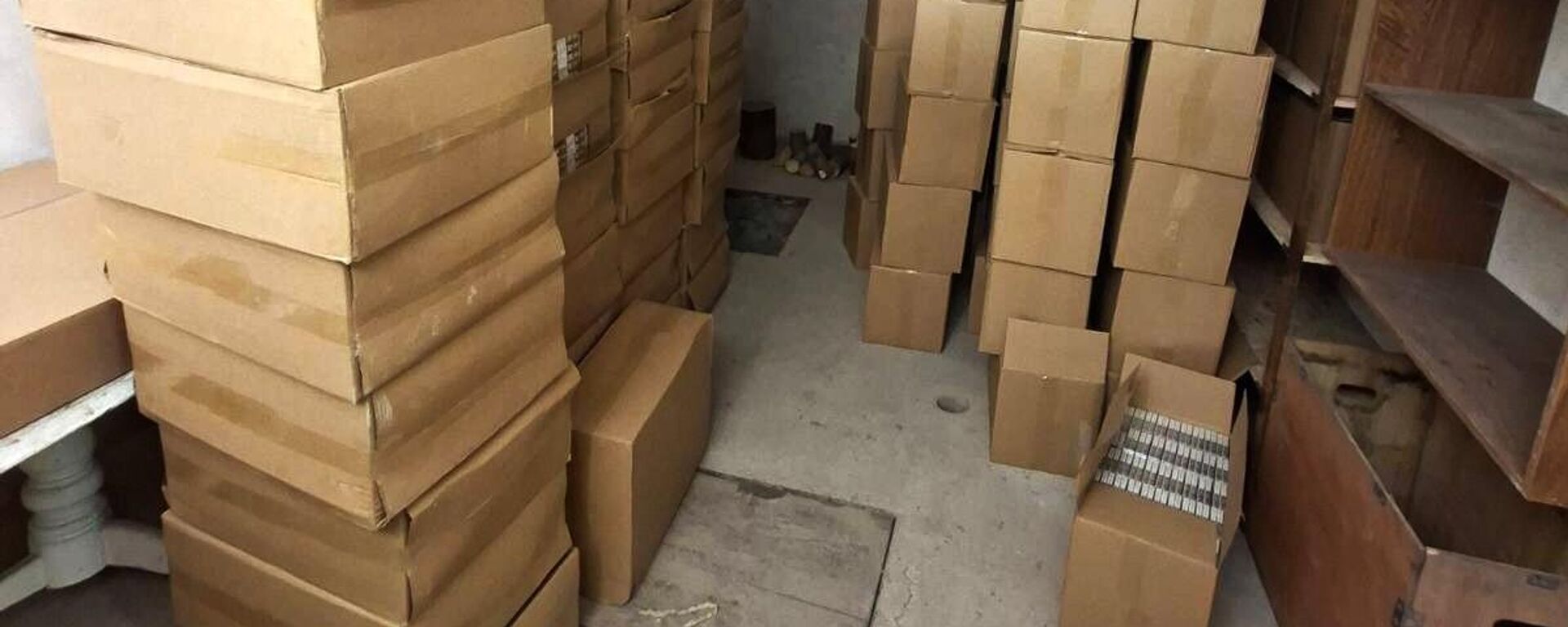 Гараж с контрабандными сигаретами, обнаруженный литовскими пограничниками - Sputnik Литва, 1920, 25.01.2026