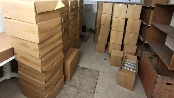 Гараж с контрабандными сигаретами, обнаруженный литовскими пограничниками - Sputnik Литва