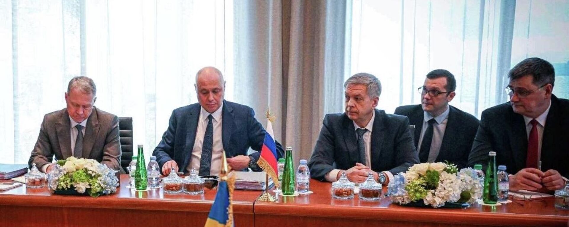 Трехсторонняя встреча делегаций России, США и Украины в Абу-Даби - Sputnik Литва, 1920, 25.01.2026