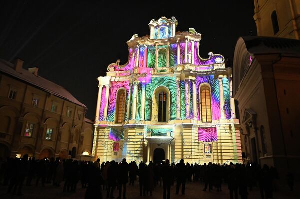 Представитель Германии Джулиан Хельшер сотворил настоящий сказочный дворец на фасаде костела Святых Иоаннов. - Sputnik Литва