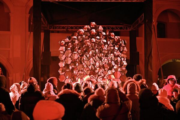 Представители Чехии Адам Циглер и Петр Вацек создали инсталляцию "Reflexe" из зеркал, подходя к которым люди видели десятки фрагментированных изображений. - Sputnik Литва